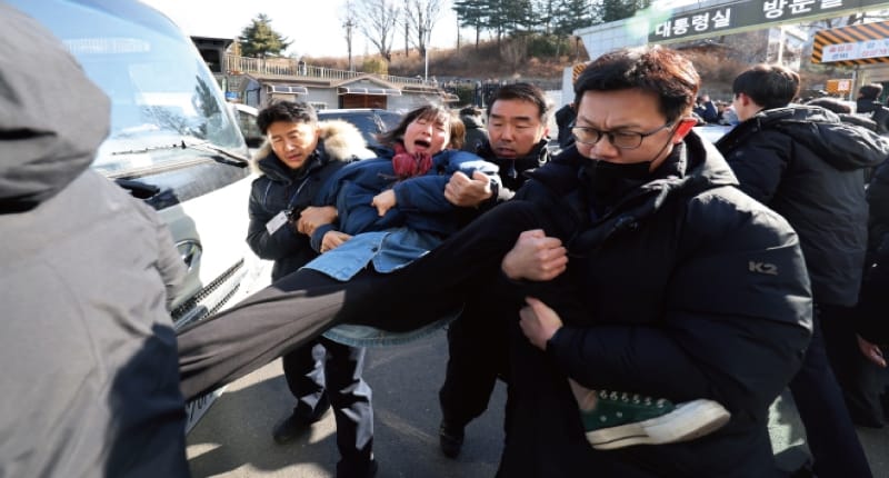 서울 용산 대통령실 진입 시도한 대진연 회원 20명 경찰에 연행