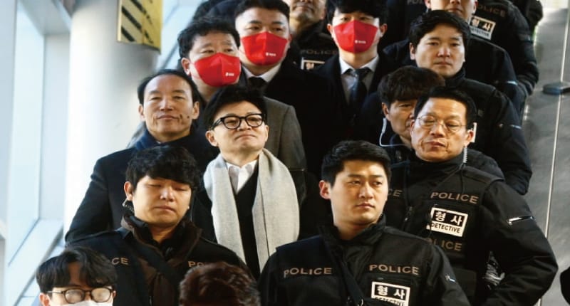 “한동훈 경호 논란” 경찰 수백 명 투입에 대한 논쟁